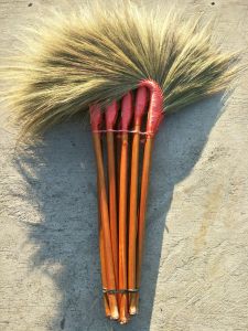 ไม้กวาดดอกหญ้าสีเเดง 1 มัด (มี 10 ด้าม) ผ่านการผลิตย่อย 10 วัน