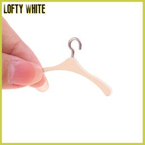 Lofty White ของเล่นจำลองของตกแต่งห้องนอนที่แขวนเสื้อโค้ทตุ๊กตา1:12