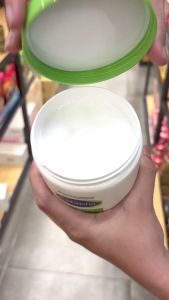 Kem dưỡng ẩm Cetaphil Moisturizing Cream 453g - 566g - - Giúp làn da nhạy cảm không bị kích thích không gây mụn.  - Không bị dính da khi dùng có tác dụng xoa dịu làm mềm và trẻ hóa da.
