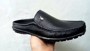 Sepatu Sandal Pria 100% Kulit Asli Big Size Berbahan Kulit Sapi Model Slop dengan Detail Jahitan dan Logo Playboy
