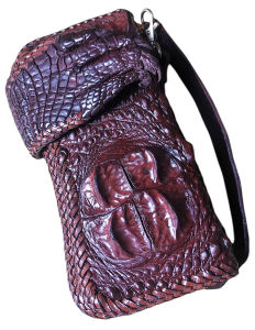 พีพีกระเป๋าทรงยาวโหนกและกระดูกหลังชัดเจน สีนํ้าเม็ดมะขามนิ้วเท้าจระเข้