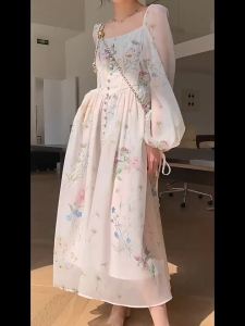 Dazzlin  ชุดเดรสแขนยาวผ้าชีฟองลายดอกไม้สไตล์ฝรั่งเศสสำหรับผู้หญิง 2024 ฤดูใบไม้ผลิและฤดูร้อนใหม่คอเหลี่ยมพิมพ์บางรักครั้งแรกชุดนางฟ้า