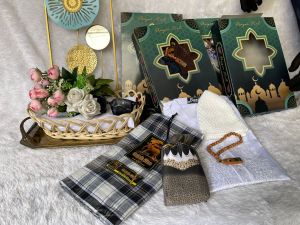 Hampers/Parcel/souvernir/Paket Kesucian Koko Berbis Sajadah Travelling Sarung dan Tasbih Plus box hijau