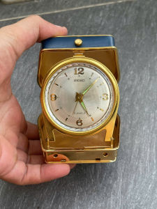 Đồng hồ để bàn nam Seiko mặt chải tia lên cót có báo thức hàng si