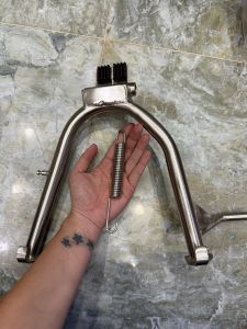Bộ chân chống inox sáng bóng xe PG 1 Yamaha và giá có kèm theo lo xo
