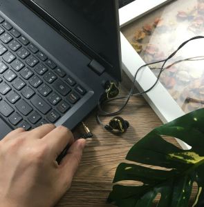 Hale หูฟัง In-Ear Monitor เสียงเทพ ดีไซน์สวย กล้อง Aux 3.5 mm ความยาวสาย 1.2 มิตร เบสหนึบ มีไมค์ในตัว ตัดเสียงรบกวน Model HS-13