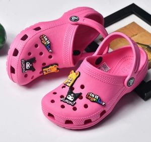 Giày sục crocs chuẩn xịn chống hôi chân nhựa tế bào êm mềm dẻo bền đi mưa lội nước đi biển cho trẻ em : Crocs band classic màu hồng đậm tặng kèm sticker