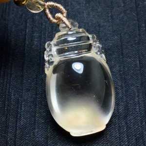 Pure natural crystal zodiac rat pendant. The crystal is transparent. The rat brings good fortune and prosperity 🙏 Luck is abundant money can be counted generation after generation. The exquisite craftsmanship makes it very appealing.