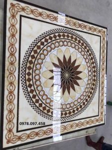 Trang trí cầu thang sảnh nhà bằng thảm gạch men