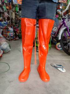 รองเท้าบูทยางกันน้ําตราPENGO สูง 23.5 นิ้ว พื้นหนา เนื้อนุ่มใส่สบายมีสายล็อกปลายบนผลิตจากเนื้อยางพาราผสมใหม่เกรด a