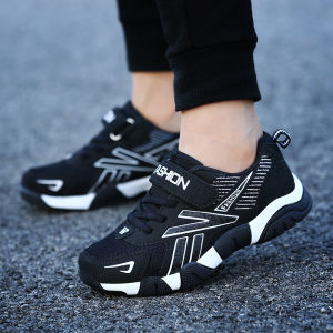 รองเท้ากีฬาของเด็กผู้ชายที่มีตาข่ายระบายอากาศและพื้นผิวหนังของเด็กกันลื่นและทนต่อการสึกหรอได้อย่างเป็นเวลโครลำลองและทันสมัยใช้งานได้หลากหลายสำหรับรองเท้าวิ่งของนักเรียน