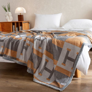 Light Luxury Autumn Winter Flannel Blanket Multi-functional Bed Sheet Thickened Single Double Air-conditioning Blanket Dormitory Sofa Small Quilt LZD