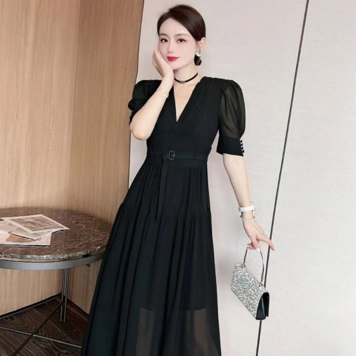 dress hitam elegan  When in doubt, wear black  Gaun hitam selalu jadi pilihan aman tapi  tetap glamor. Di Enchanted Gown, kamu bisa menemukan berbagai model evening  gown hitam elegandari sequins yang berkilau sampai