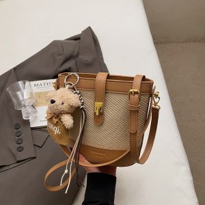 กระเป๋าสะพายหนังเทียมสไตล์เกาหลี ดีไซน์หรูหรา พร้อมหูหิ้วและตุ๊กตาหมี