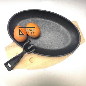 Chảo Gang BÒ NÉ - BÍT TẾT - HÌNH OVAL nặng 1500G [ Tặng Đế Gỗ + Gắp ]. Dĩa Chảo GANG CHỐNG DÍNH hình Oval chuyên Phục vụ các món tại bàn BÒ NÉ BÍT TẾT các món NƯỚNG. HÀNG VIỆT NAM CHẤT LƯỢNG CAO