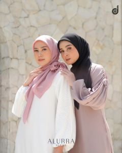 HIJAB DEENAY ALLURA NAVY BERLIN MATERIAL [COD] JILBABWANITACANTIK HIJAB ORI 115X115CM