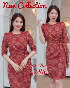 ชุดผ้าไทยสีแดง ผ้าฝ้ายทอลายแพรวากาฬสินธุ์ ออกแบบคอกลม แขนสามส่วน แต่งเอวป้ายหางโบว์ งานอัดกาว กระโปรงทรงสอบ มีกระเป๋าข้าง