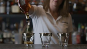 2pcs 30ml Liquor Spout with Steels Ball Automatic Measured Bottle Pourer Multifunctional Wine Cocktail Dispenser