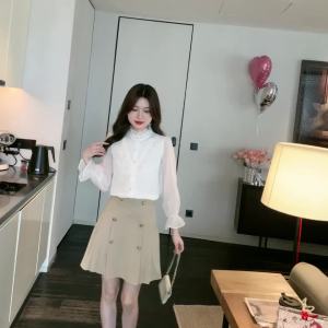 Ammin 2024 mùa xuân và mùa thu tay áo lửng xù v-cổ ren xếp li ren áo cánh vải voan cho phụ nữ phong cách Hàn Quốc thời trang trang nghiêm ý nghĩa của thiết kế thích hợp cao cấp tất cả phù hợp với duyên dáng ống tay phồng áo ren