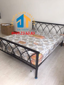 Giường sắt kiểu gỗ cao cấp ngang 160cm dài 200cm nhiều màu nhiều mẫu – Nội Thất Đại Thành
