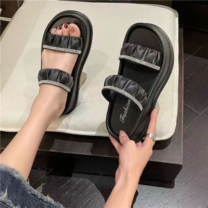 Pishops สินค้าเข้าใหม่ รองเท้าแตะเสริมส้น ติดความแววาวที่สายรองเท้าสวยเก๋มากๆ ที่สำคัญน้ำหนักเบาดีต่อใจสุดๆ เพิ่มความสูงไปในตัวด้วยนะ อย่าช้าก่อนของหมด