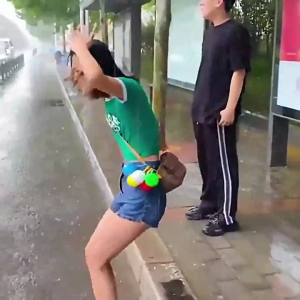 Portable Raincoats Ball Disposable Rain Cover Outdoor Emergency Raincoats Waterproof Colorful Keyring Ball for Adults