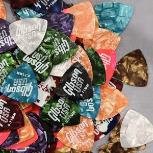 ปิ๊ก Gibson 0.71mm ทรงสามเหลี่ยม คุณภาพดีมาก ( ราคาต่อหนึ่งชิ้น ) เก็บปลายทางได้