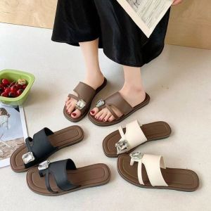 KODUS กันลื่น รองเท้าแตะไรน์สโตน พีวีซีพีวีซี หนังพียู รองเท้าแตะผู้หญิงแบน แฟชั่นสำหรับผู้หญิง ฤดูร้อนฤดูร้อนฤดูร้อน รองเท้าแตะแบบสไลด์ สาวๆ