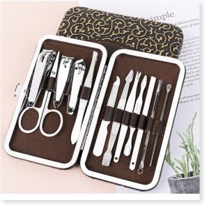Bộ dụng cụ cắt tỉa móng tay và móng chân 12 món bằng thép không gỉ bao gồm kéo kìm cắt móng kẹp cắt da và các dụng cụ khác trong hộp đựng sang trọng.