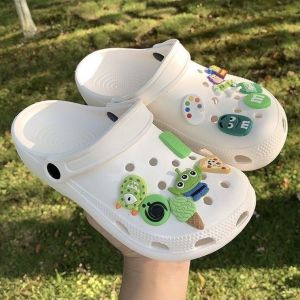 LKShoes งานเข้าใหม่พร้อมส่ง  รองเท้าหัวโตผู้ชายรัดส้น งานแฟชั่น ดีไซน์ดี ทรงสวย น้ำหนักเบา ใส่สบายเท้า ระบายอากาศได้ดี รุ่นนี้พร้อมส่งให้เลือก 4 สี มาพร้อมตัวติดน่ารักๆ ใครสนใจสีไหนรีบสั่งได้เลย