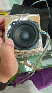 2 miếng loa màng loa bass 53mm được đặt cho âm thanh tối ưu cho hệ thống thính giác gia đình