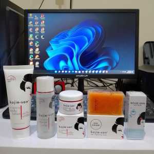 ( New Paket Kojisan ) Paket Kojie san 5in1 / Body Lotion 100g / Toner+Cleanser 100ml / Face Lightening Cream 30gr / Kojic Acid Soap 65gr / Serum Kojiesan 25ml Original 100% BPOM