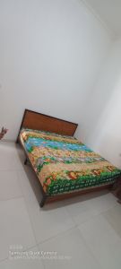 tempat tidur dengan besi