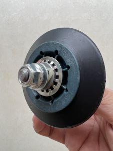 Trục kèm Bánh tỳ đỡ lồng máy sấy Whirlpool cho model 3LWED4705 3LWED4815