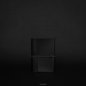 สลักชื่อฟรี! HILMYNA Twelve Notebook BM2 ขนาดA6 (โทนเครื่องบิดเจ็บ) สมุดบันทึกปกหนัง ดีไซน์สายรัดยางยืดกลม เติมกระดาษได้