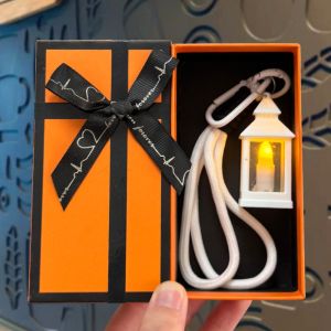 MINIFELE 262 Oil Lamp Shape Retro Light-Up Keychain Realistic Cool Mini Night Light Pendant Creative Versatile Bag Charm Key/Backpack Decor