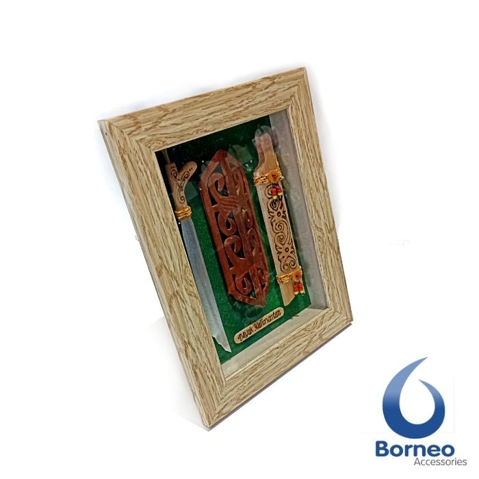 Hiasan%20Pigura%20Miniatur%20Mandau%20Tameng%20Khas%20Dayak%20Kalimantan%20Ukuran%20Besar%20-%20Image%203