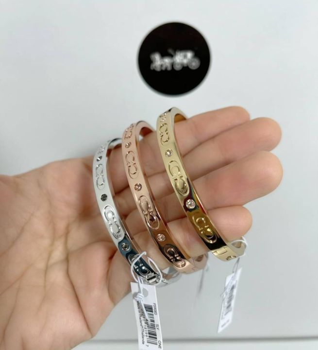 กำไล COACH F59083 KISSING C HINGED BANGLE | Lazada.co.th