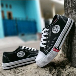 SEPATU SEKOLAH N/B BOT HITAM PUTIH BONUS KAUS KAKI /SEPATU SEKOLAH SDSMPSMA