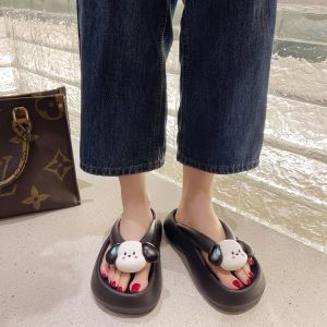 LHSunday เข้าใหม่ รองเท้าแตะหูหนีบแฟชั่นสำหรับคุณผู้หญิง สูง1.5 นิ้ว วัสดุยางนิ่มเด้งน้ำหนักเบา ใส่เที่ยวก็สวยใส่ทำงานยืนนานๆไม่เมื่อยไม่เจ็บเท้า พร้อมส่ง4สี แถมฟรีตัวการ์ตูนน้องหมา