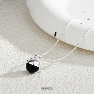 Dây chuyền bạc nữ Eleanor Accessories mặt đá màu đen vòng cổ bạc 925 phụ kiện trang sức 7749