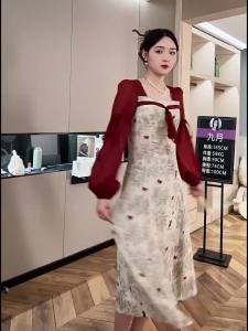 Dazzlin 2024 แฟชั่นใหม่บวกขนาดผู้หญิงอ้วน MM ชุดเดรสผ้าชีฟองแขนยาวคลุมหน้าท้องต้นฤดูใบไม้ร่วงชุดเดรสลายดอกไม้สีแดงสไตล์จีนใหม่