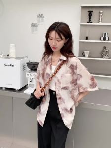 Ammin เสื้อ Sablon Bunga เนื้อสัมผัสต้นทรีสำหรับผู้หญิงเสื้อทรงหลวมเสื้อแขนสั้นมีปกเสื้อชีฟองสไตล์เกาหลีความยาวปานกลางลำลองกระดุมแถวเดียวป้องกันแสงแดดได้สำหรับฤดูร้อน2024