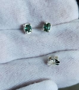 T63ต่างหูเงินแท้พลอยเขียวส่องเผาเก่าพร้อมส่ง