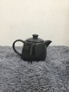 Bình trà lớn 11 lít IKEA - Hàng Việt Nam chất lượng cao thiết kế tối giản màu đen bóng phù hợp sử dụng trong nhà bếp hoặc bàn ăn.