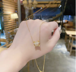 Small Waist Pendant Necklace for Women Light Luxury Small Diamond High Sense Clavicle Chain Versatile Elegant Style Stainless