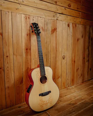 Sqoe Athena 36 inches Acoustic Guitar with Builtin Fishman Pickup Tuner Travelers