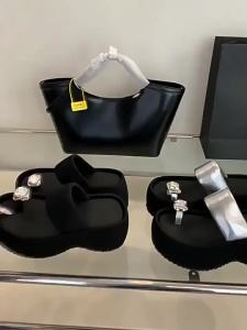 [Free Shipping] New Style Thick-Soled Slip-On Sandals For Petite Women With Toe Loops Pigeon Egg Rhinestones And A High-End Feel