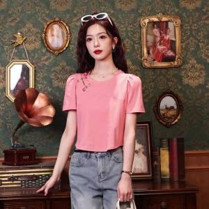 AMMIN เสื้อผู้หญิงสง่างามแบบลำลองแขนแขนสั้นคอกลมมีกระดุมจานโลหะใหม่ฉบับภาษาเกาหลีเสื้อยืดผ้าฝ้ายผู้หญิงสไตล์เรียบง่ายฤดูร้อน