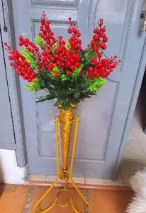 Rangkaian tangkai berry/buah cherry artificial +vas corong besi buat dekorasi natal dekorasi di sudut ruangan mu